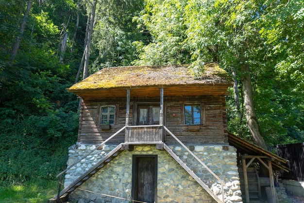 Vecchia casa di legno rustica