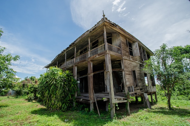vecchia casa di legno tailandese rotta