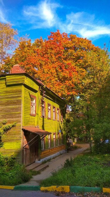 vecchia casa di legno tra fogliame autunnale