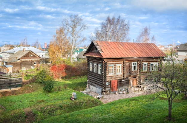 Vecchia casa e cortile di tronchi di legno tra gli altri edifici residenziali a Uglich