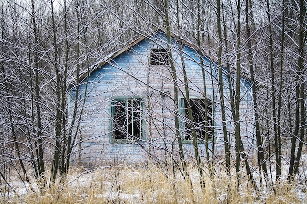 Vecchia casa e neve