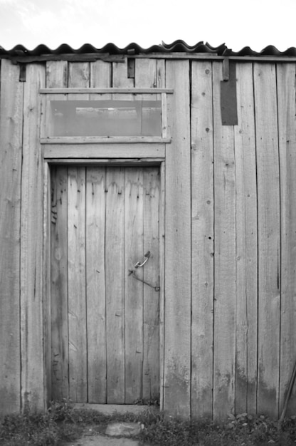 Vecchia casa in legno con scena di villaggio porta