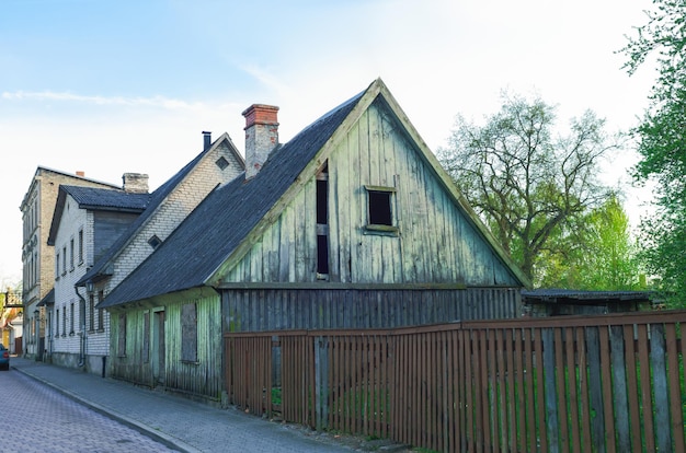 Vecchia casa in legno con staccionata in legno a Ventspils in Lettonia. È una città nella regione della Curlandia in Lettonia. La Lettonia è uno dei paesi baltici