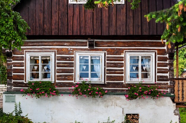 vecchia casa in legno in stile tradizionale