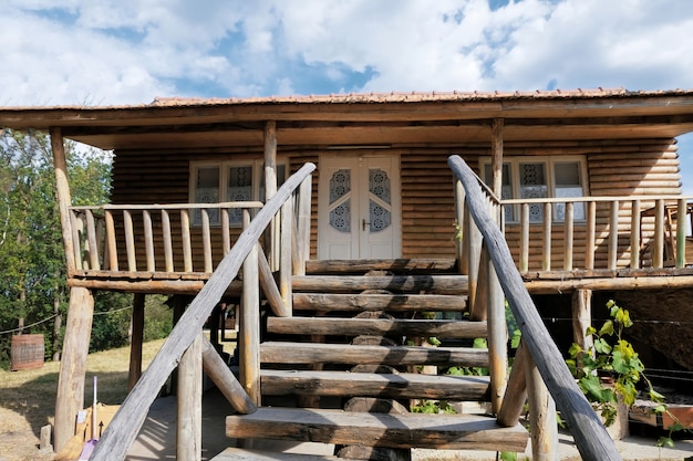 Vecchia casa in legno in un villaggio