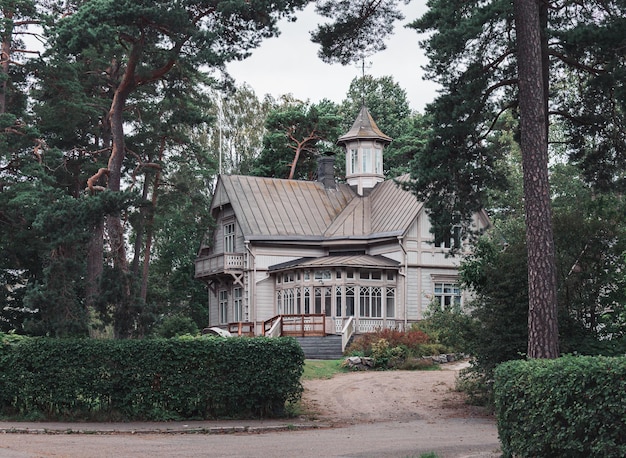 Vecchia casa in legno nel parco della città di Hanko Finlandia