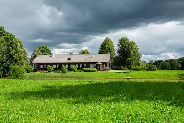 Vecchia casa in legno nella splendida campagna della regione di Pskov, Russia.