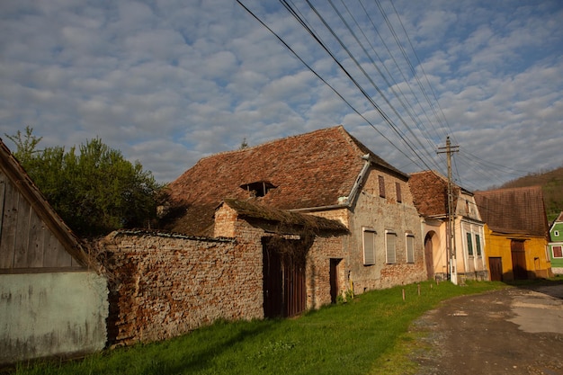 Vecchia casa in mezzo alla strada