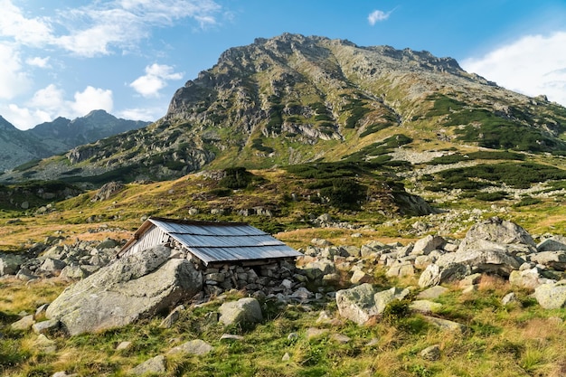 vecchia casa solitaria costruita su pietre in montagna