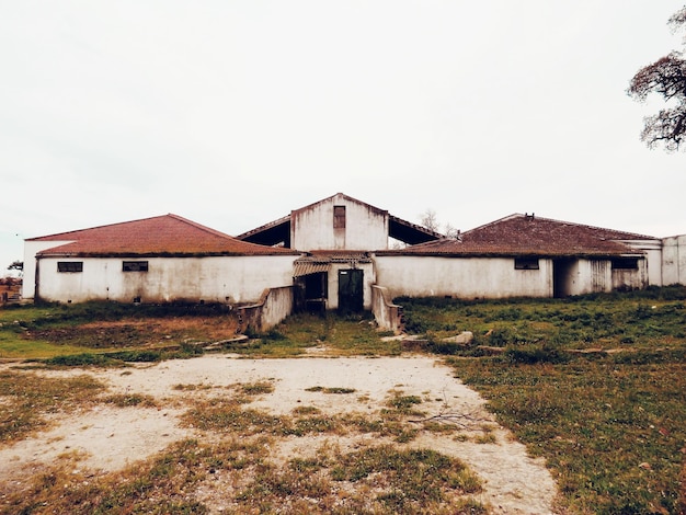 Vecchia casa sul campo contro il cielo