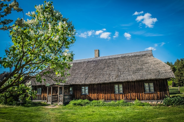 Vecchia casa tradizionale in legno nel villaggio etnografico all'aperto a Riga, in Lettonia