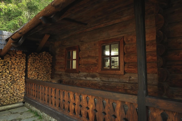 Vecchia casa ucraina nel parco di montagna nella stagione autunnale