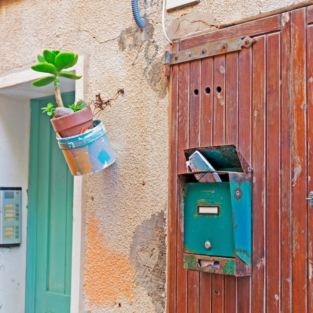 Vecchia cassetta delle lettere in un tipico centro storico italiano