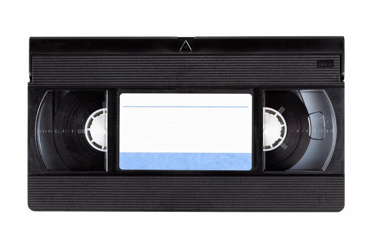 Vecchia cassetta VHS vintage nera davanti con un'etichetta di carta bianca davanti lato superiore vista isolata
