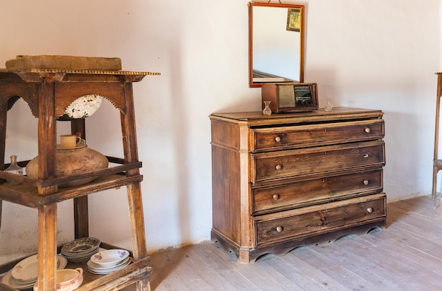 Vecchia cassettiera in legno all'interno della casa.