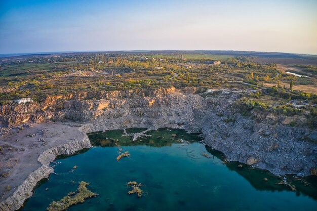 Vecchia cava di pietra allagata, sito di estrazione di pietra naturale di granito