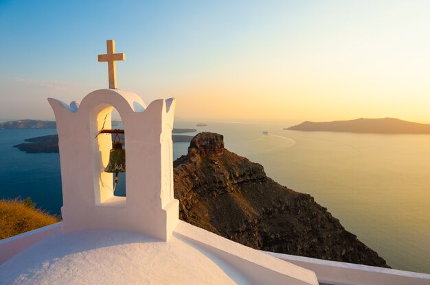 Vecchia chiesa al tramonto sull'isola di Santorini, Grecia. Bellissimo paesaggio marino estivo. Famose destinazioni di viaggio