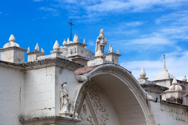 Vecchia chiesa bianca