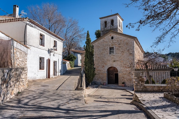 Vecchia chiesa cattolica in pietra nel pittoresco villaggio di case bianche di Olmeda de las Fuentes Madrid