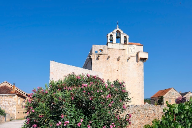 Vecchia chiesa con campanile nel villaggio di Vrboska isola di Hvar Dalmazia Croazia Europa