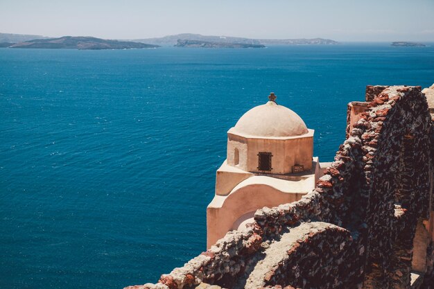 Vecchia chiesa contro il mare Egeo a Santorini