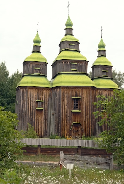 Vecchia chiesa di legno nel villaggio ucraino. Vicino alla città di Kiev