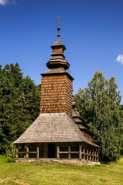 vecchia chiesa di legno nel villaggio