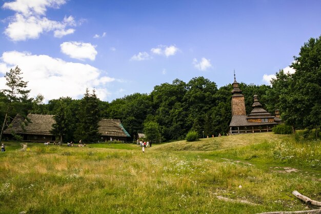 vecchia chiesa di legno nel villaggio