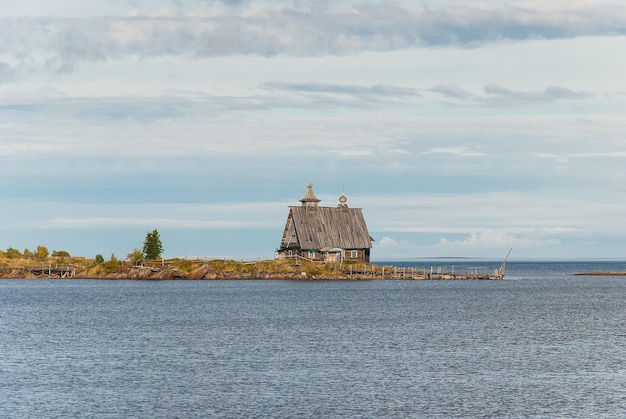 Vecchia chiesa di legno russa a Rabocheostrovsk