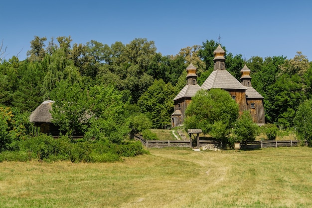 Vecchia chiesa di legno su uno sfondo di cielo blu