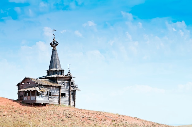 Vecchia chiesa di legno sulla collina