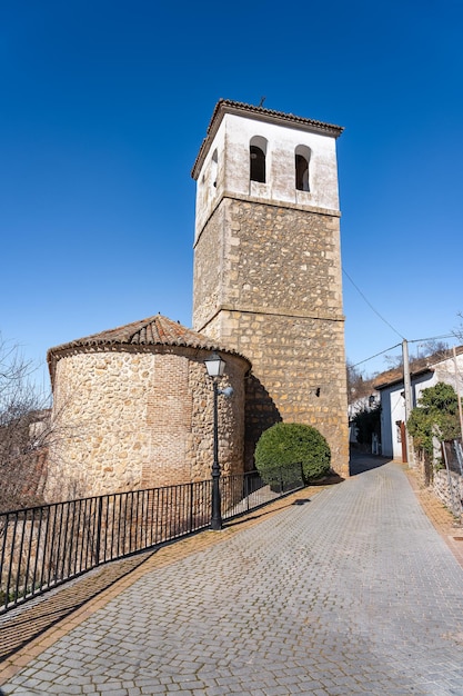 Vecchia chiesa di pietra in una giornata di sole nel centro storico di Olmeda de las Fuentes Madrid