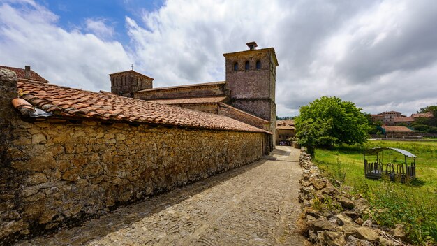 Vecchia chiesa di pietra in una giornata nuvolosa e foto grandangolare