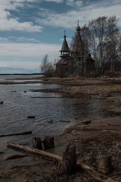 Vecchia chiesa in legno dell'Epifania sulla riva del lago Onega a Chelmushi Carelia