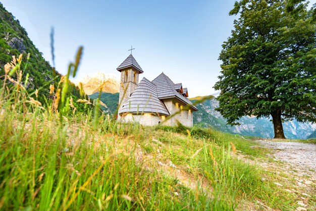 Vecchia chiesa in pietra nel Parco Nazionale di Theth Viaggi in Albania