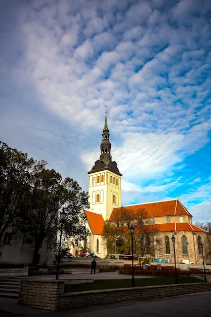 Vecchia Chiesa Medievale Bianca Di San Nicola (Niguliste) A Tallinn, Estonia. Bella vista autunnale della Chiesa con un bel cielo azzurro con nuvole