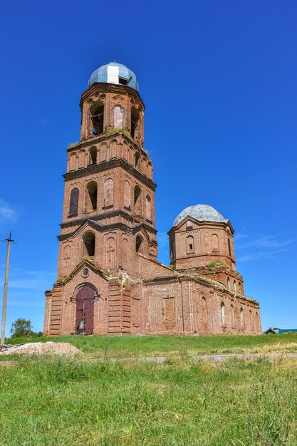 Vecchia chiesa ortodossa abbandonata del mattone. una chiesa abbandonata nel villaggio