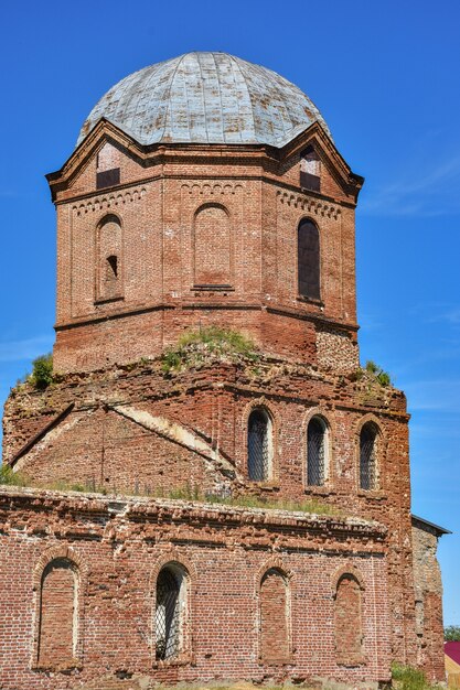 Vecchia chiesa ortodossa abbandonata del mattone. una chiesa abbandonata nel villaggio