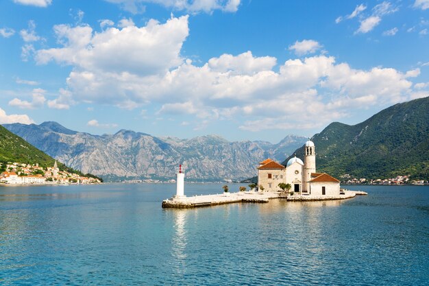 Vecchia chiesa sull'isola nel mare, Montenegro