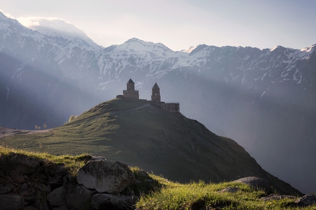 Vecchia chiesa sulla cima di una montagna