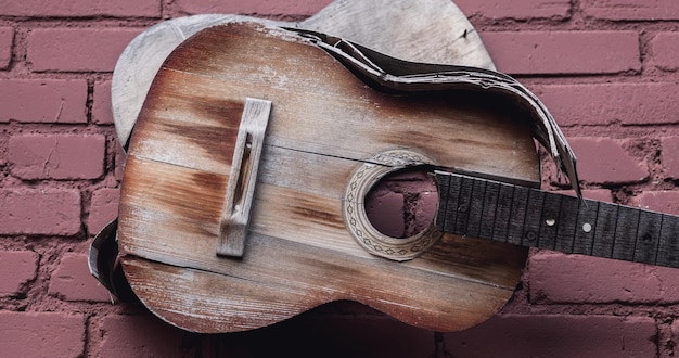 Vecchia chitarra di legno