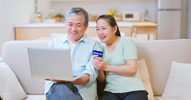 Vecchia coppia che compra online