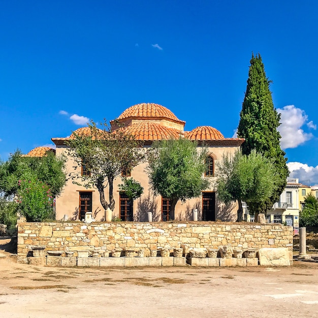 Vecchia costruzione di pietra europea con il tetto piastrellato nel centro di Atene, Grecia.