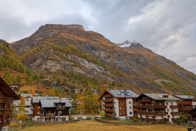 Vecchia costruzione in un famoso villaggio naturale in Svizzera