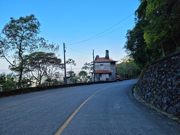 Vecchia costruzione sulla curva della strada di Santos in Brasile