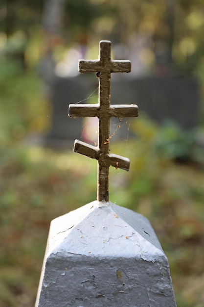 Vecchia croce ortodossa cristiana nel cimitero. Foto di alta qualità