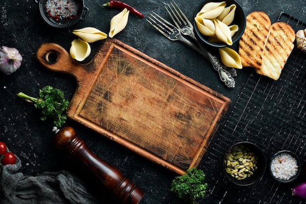 Vecchia cucina in legno marrone bordo su uno sfondo di pietra Vista dall'alto