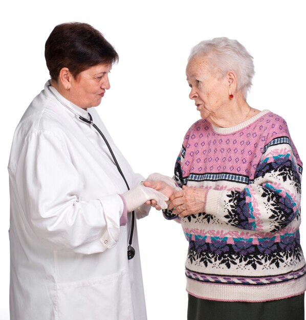 Vecchia donna che discute con il suo medico