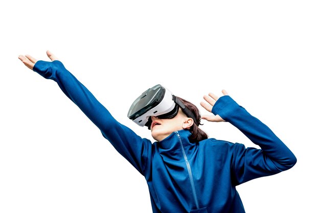 Vecchia donna in 360 vista auricolare per realtà virtuale giocando il gioco isolato su sfondo bianco gadget dispositivo 3D per guardare film per viaggi e intrattenimento nello spazio 3d occhiali cartone VR AR