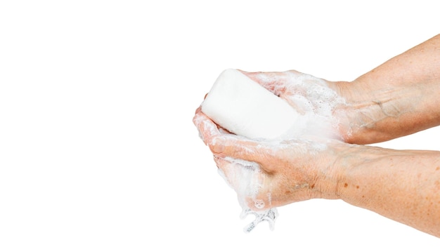 Vecchia donna lavarsi le mani con sapone isolato su sfondo bianco